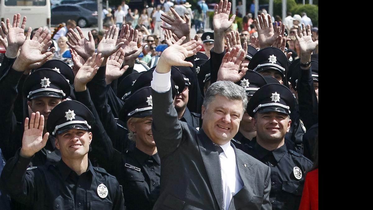 
El presidente Petro Poroshenko junto a 2,000 ucranianos que prestaron juramento el sábado, para reemplazar a la policía de carreteras y patrullar las calles de Kiev.
