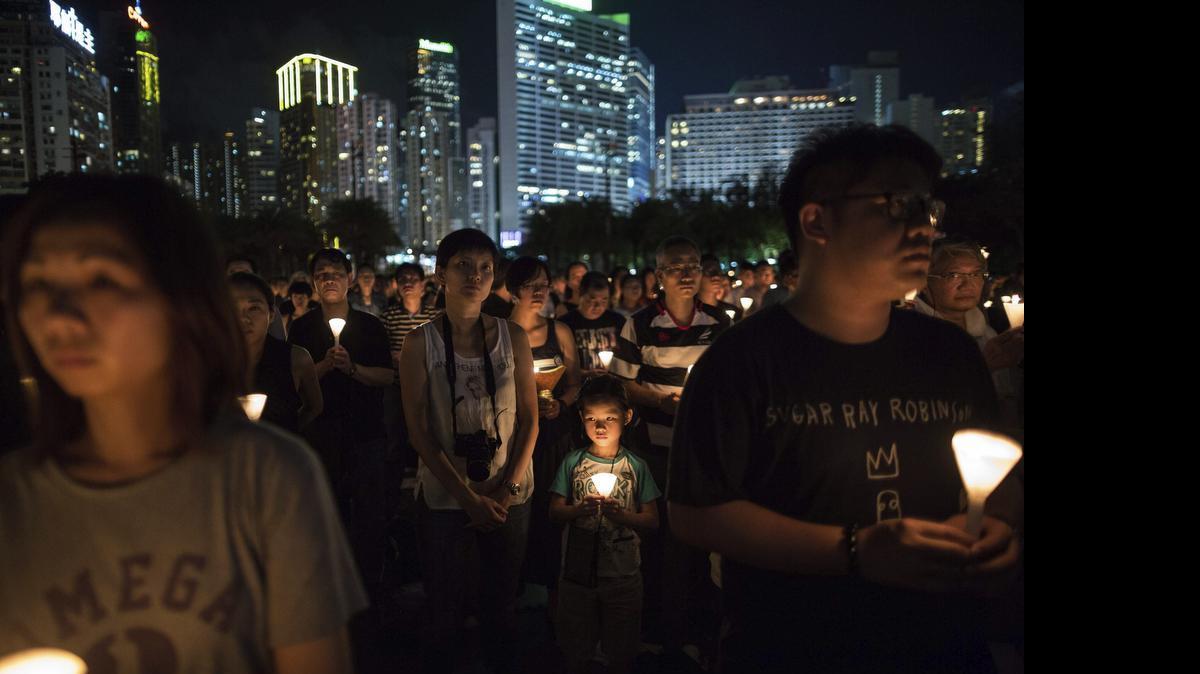 
Miles de personas sostienen velas mientras participan en una vigilia con motivo del 26 aniversario de la matanza de Tiananmen, en el Victoria Park de Hong Kong, China, el jueves.
