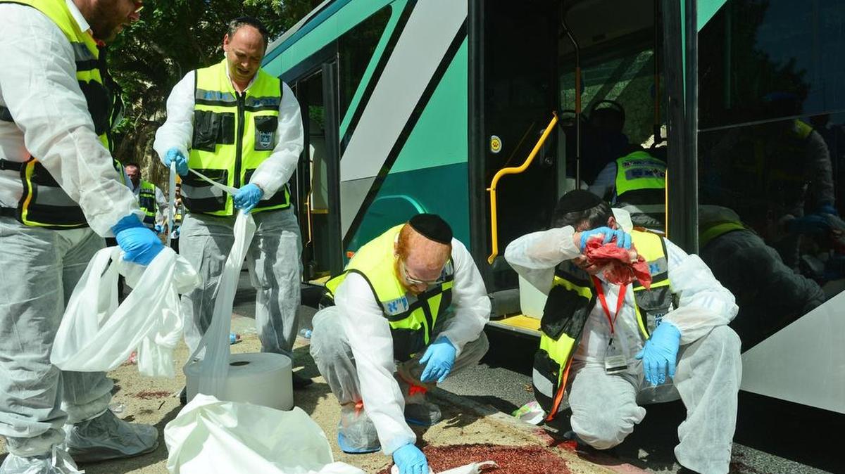 
El responsable de la policía del distrito, Yaser Aroni contó que los atacantes se subieron en el autobús con una pistola y un cuchillo y, dentro del vehículo, hirieron a cuatro personas de gravedad.
