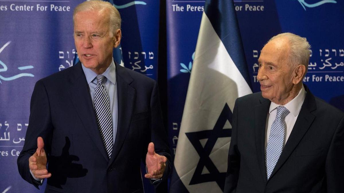 El vicepresidente de EEUU, Joe Biden (izq.), y el ex presidente israelí, Simón Peres (der.), durante una reunión en el Centro Peres por la Paz en Jaffa, Tel Aviv, el martes.