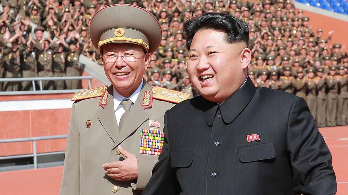 El dictador norcoreano Kim Jong-Un, junto a un hombre identificado por medios surcoreanos como Ri Yong-Gil, jefe del Estado Mayor, que fue ejecutado la semana pasada. La foto está fechada el 15 de octubre de 2015.
