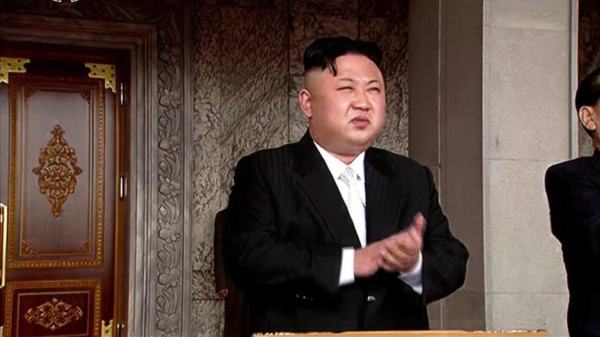 El líder norcoreano Kim Jong-un preside un desfile militar celebrado en Pyongyang para conmemorar el 105 aniversario del fallecido fundador Kim Il-sung el 15 de abril de 2017.
