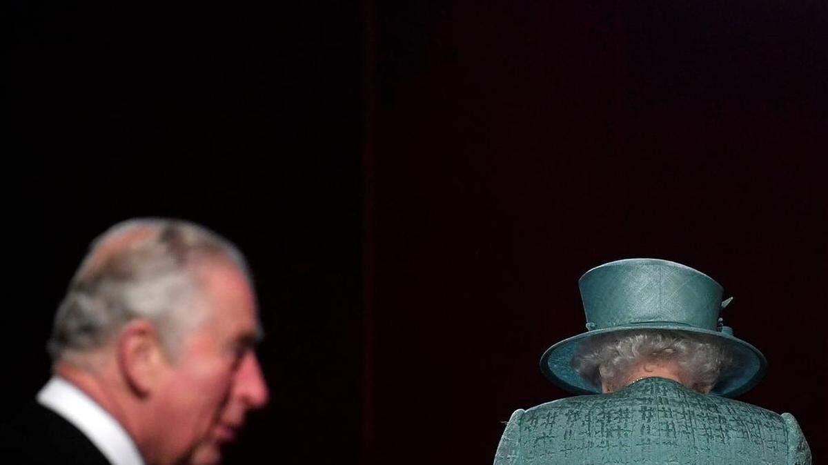 En esta foto de archivo tomada el 19 de diciembre de 2019, la Reina Isabel II de Gran Bretaña y el Príncipe Carlos, Príncipe de Gales de Gran Bretaña llegan para la Apertura del Parlamento en las Casas del Parlamento en Londres