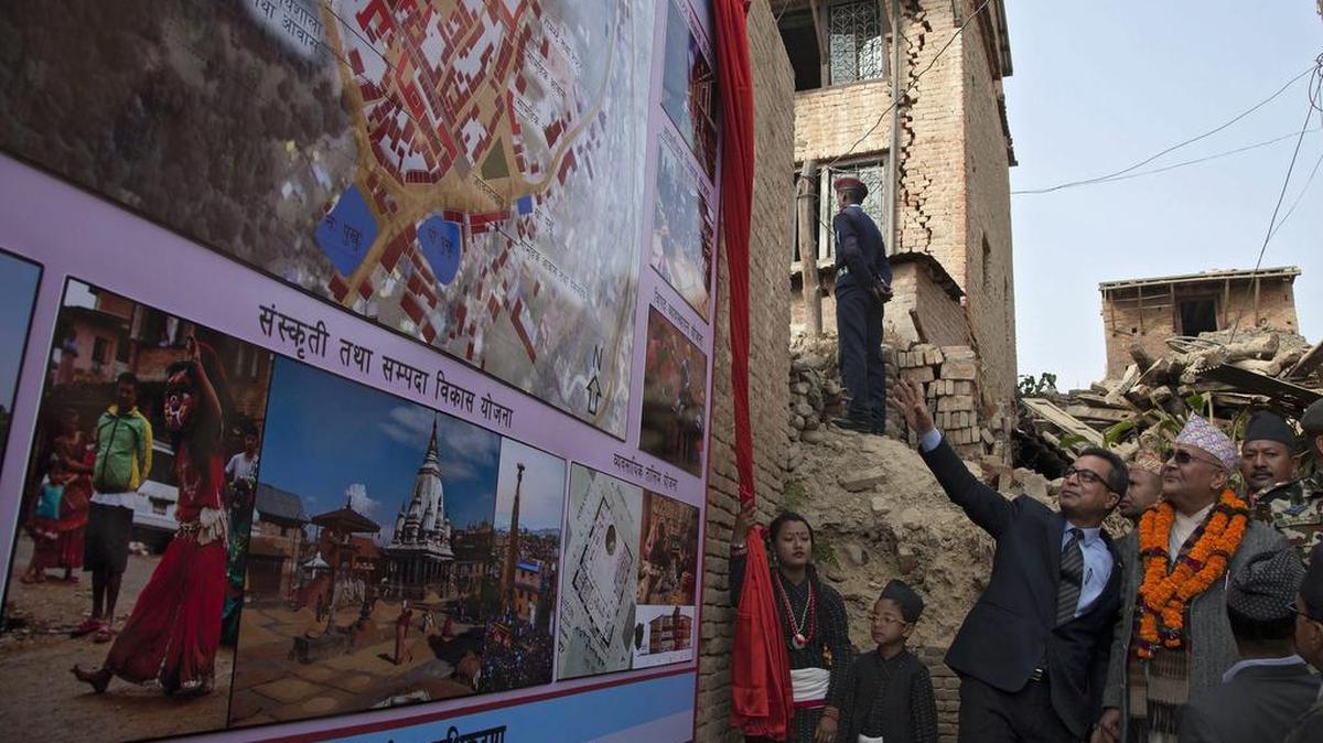 El primer ministro de Nepal, Khadga Prasad Sharma Oli, presenta el plan maestro para la reconstrucción del país en Bungamati, una villa en las afueras de Lalitpur, este sábado.