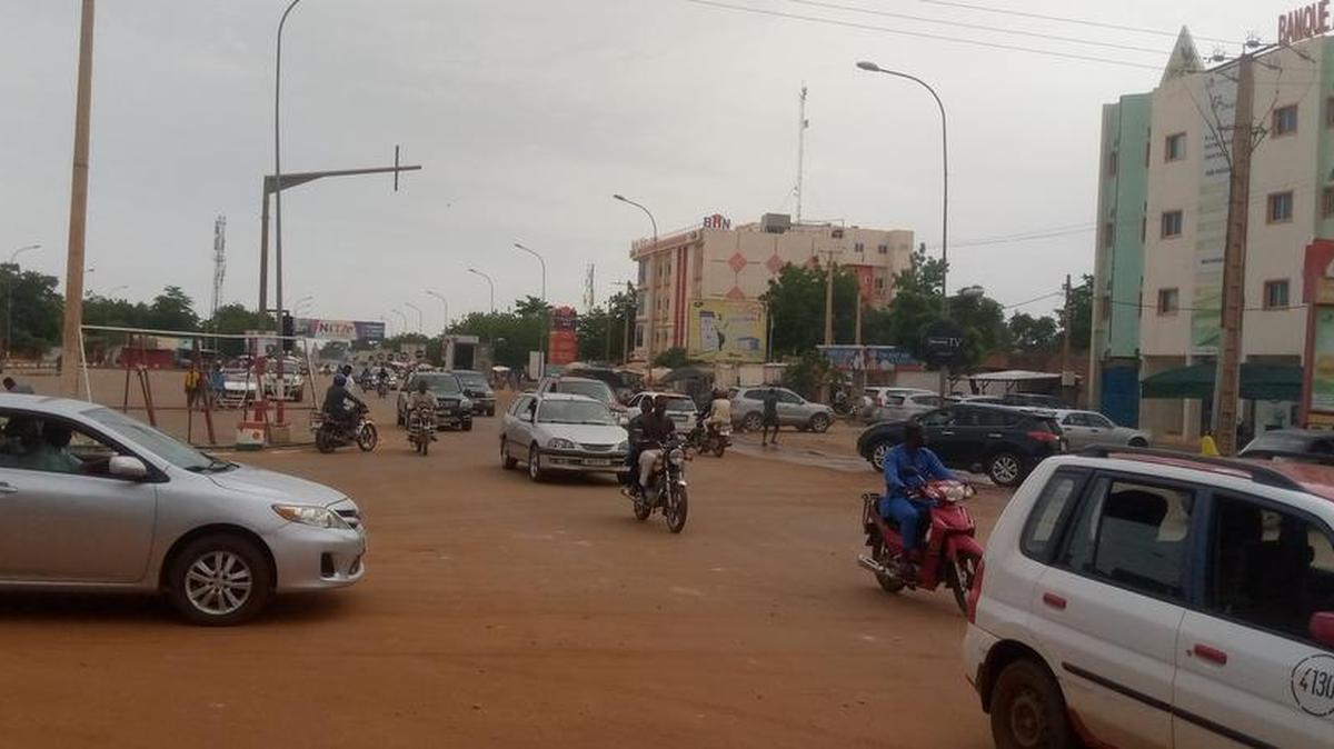 Esta foto tomada el 28 de julio de 2023 muestra una vista de la calle de Niamey, la capital de Níger. El general Abdourahamane Tchiani, líder de la guardia presidencial de Níger, fue nombrado “presidente del Consejo Nacional para la Salvaguardia de la Patria” tras un golpe militar, informó el viernes la televisión estatal.
