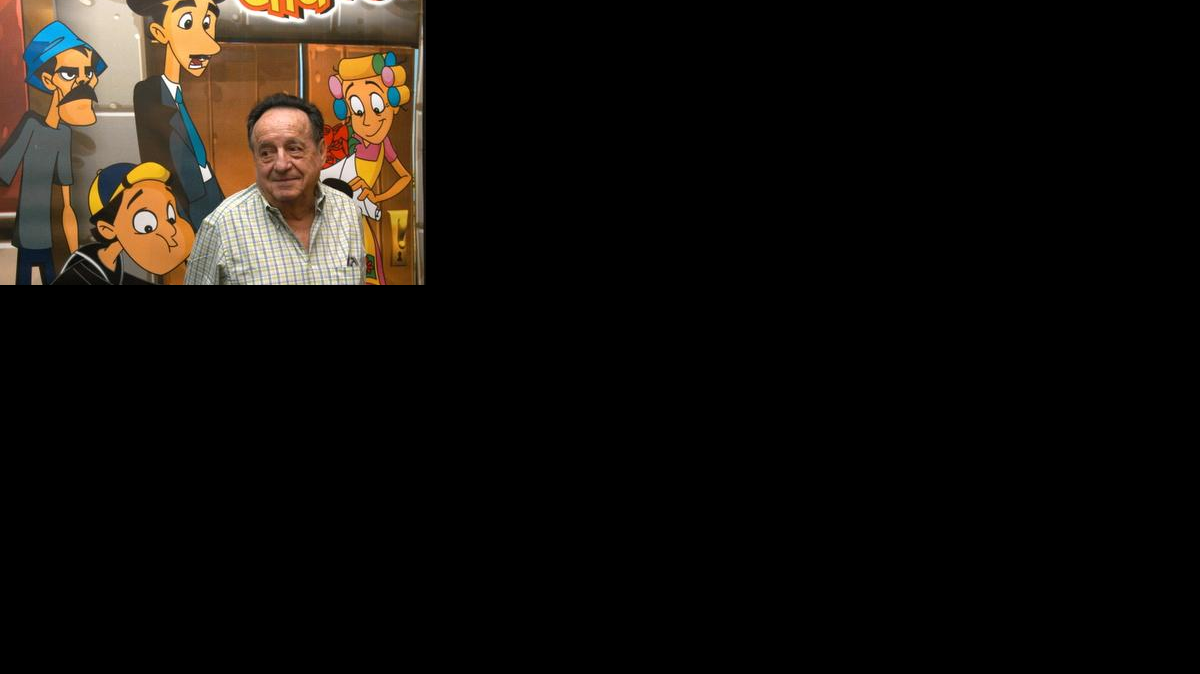 
Fotografía de archivo del 10 de octubre de 2006 donde se ve al comediante mexicano Roberto Gómez Bolaños "Chespirito" posando frente a un cartel de "El chavo. La serie animada" en Ciudad de México (México). Roberto Gómez Bolaños "Chespirito" falleció a los 85 años de edad en su residencia en el balneario mexicano de Cancún, confirmaron el viernes 28 de noviembre de 2014, a Efe fuentes familiares. El creador de personajes como Chespirito, El Chapulín Colorado y El Chavo del 8 murió a las 13.15 hora loca (19.15 GMT) rodeado por su familia en su casa, localizada en la zona residencial Isla Dorada, en la parte hotelera de Cancún.
