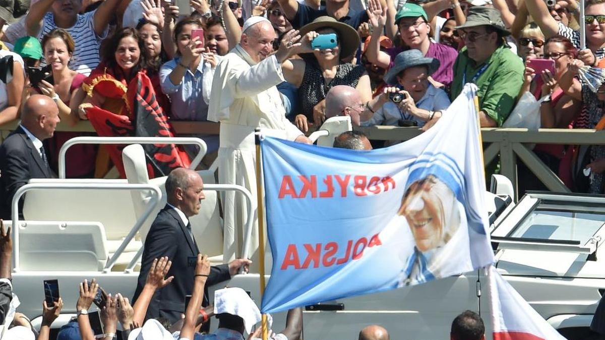 El papa Francisco saludo a la multitud después de celebrar la misa de canonización de la Madre Teresa de Calcuta, el domingo en El Vaticano.