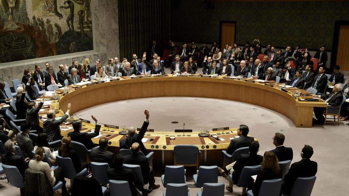 Los miembros del Consejo de Seguridad de la ONU aprueba una resolución que condena la política israelí de asentamientos y exige su cese "inmediato" y "completo" durante una sesión celebrada en la sede de dicho estamento en Nueva York, Estados Unidos el 23 de diciembre de 2016.
