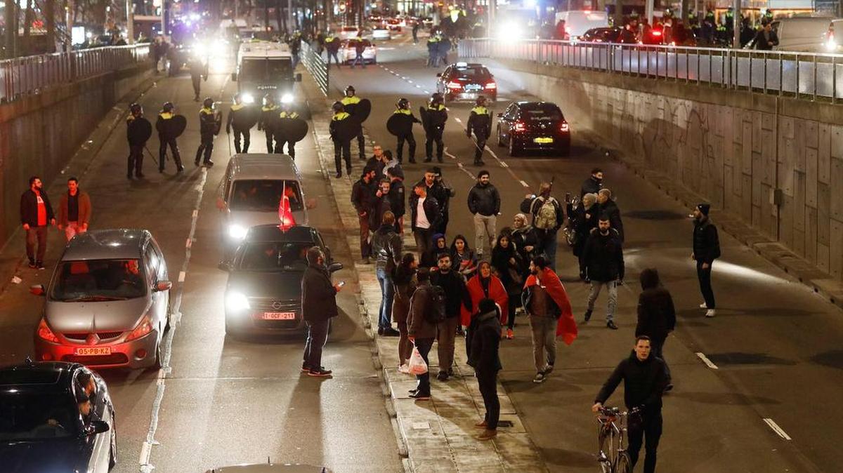 La policía holandesa trata de impedir el paso de manifestantes cerca del consulado turco en Rotterdam, Holanda, el 11 de marzo de 2017.