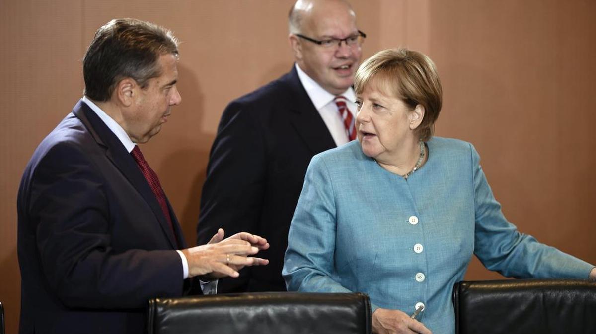La canciller alemana, Angela Merkel (d),el ministro de Exteriores, Sigmar Gabriel (i), y el ministro de la Cancillería, Peter Altmaier (c), participan en la reunión semanal del gabinete federal alemán en la Cancillería en Berlín (Alemania), el 16 de agosto de 2017.