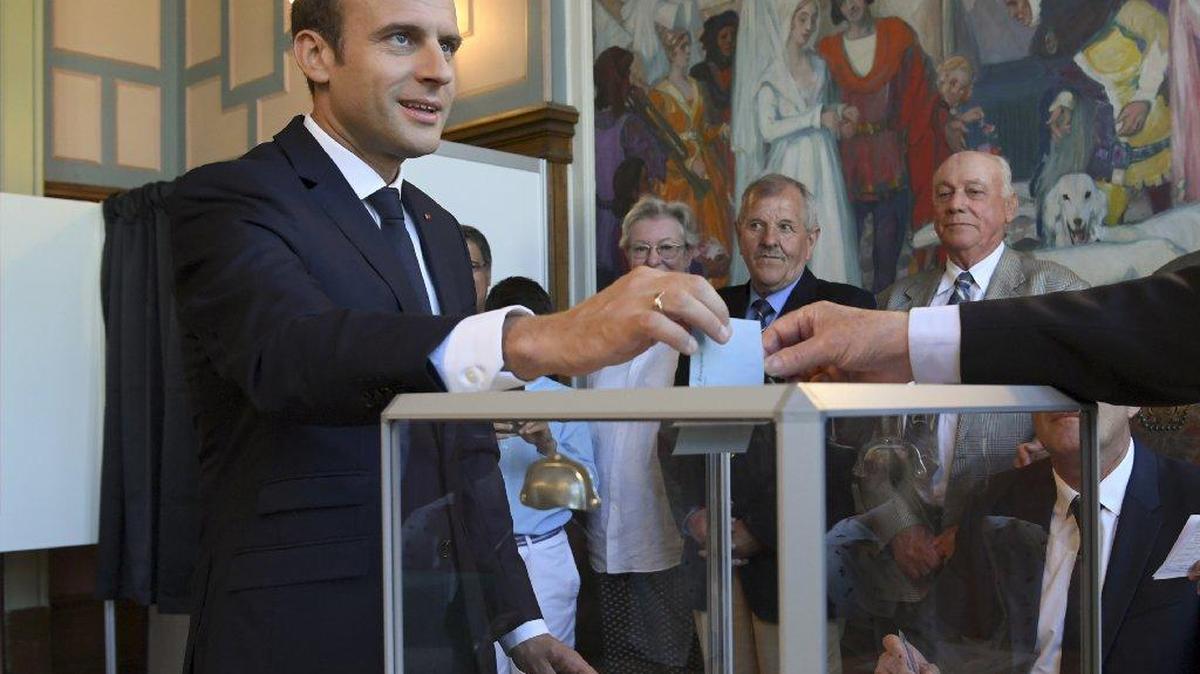 El presidente francés, Emmanuel Macron, emite su voto en Le Touquet, al norte de Francia.