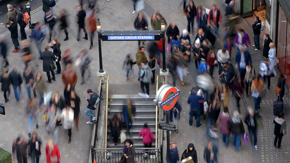 Agentes de la MET acudieron a la estación de la Central Line a las 19:06 GMT del 5 de diciembre, tras ser alertados de ataques y amenazas a varios pasajeros.
