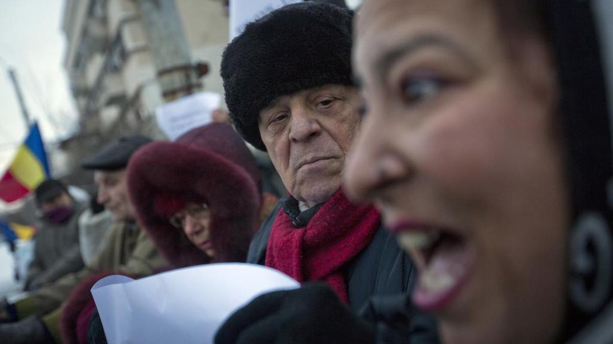 Manifestantes protestan el jueves cerca del palacio presidencial en Bucarest.