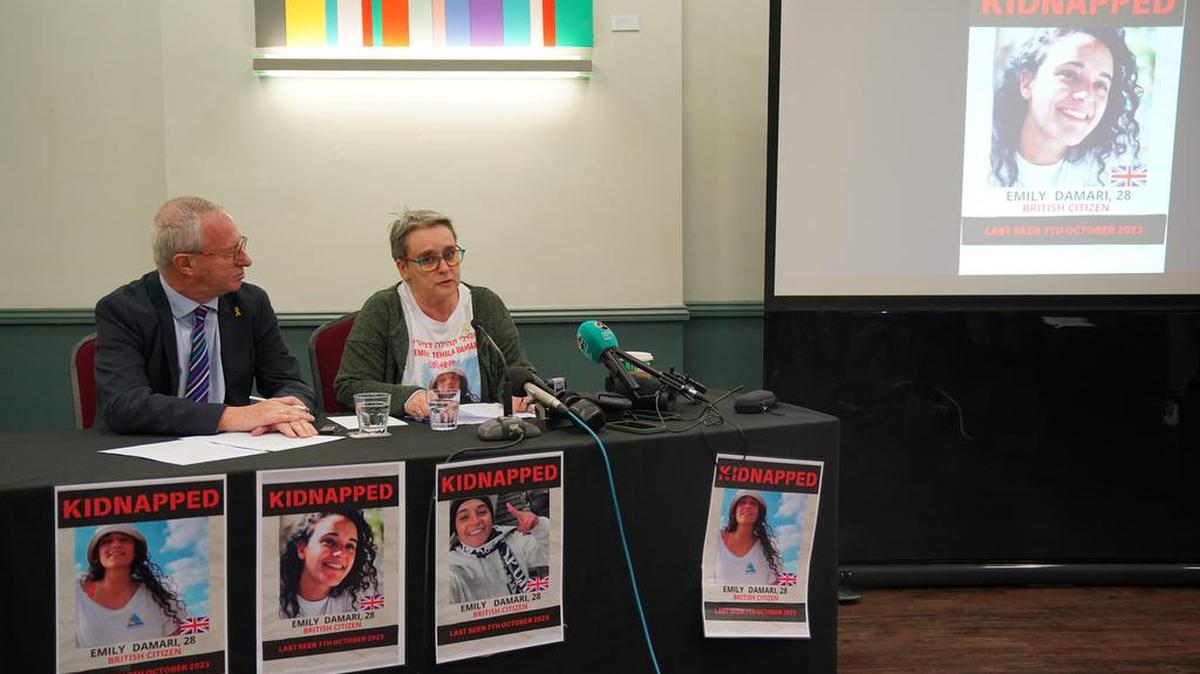 Lord Stuart Polak con Mandy Damari, de 63 años, madre de Emily Damari, la única rehén británica en Gaza, durante una conferencia de prensa en Londres.