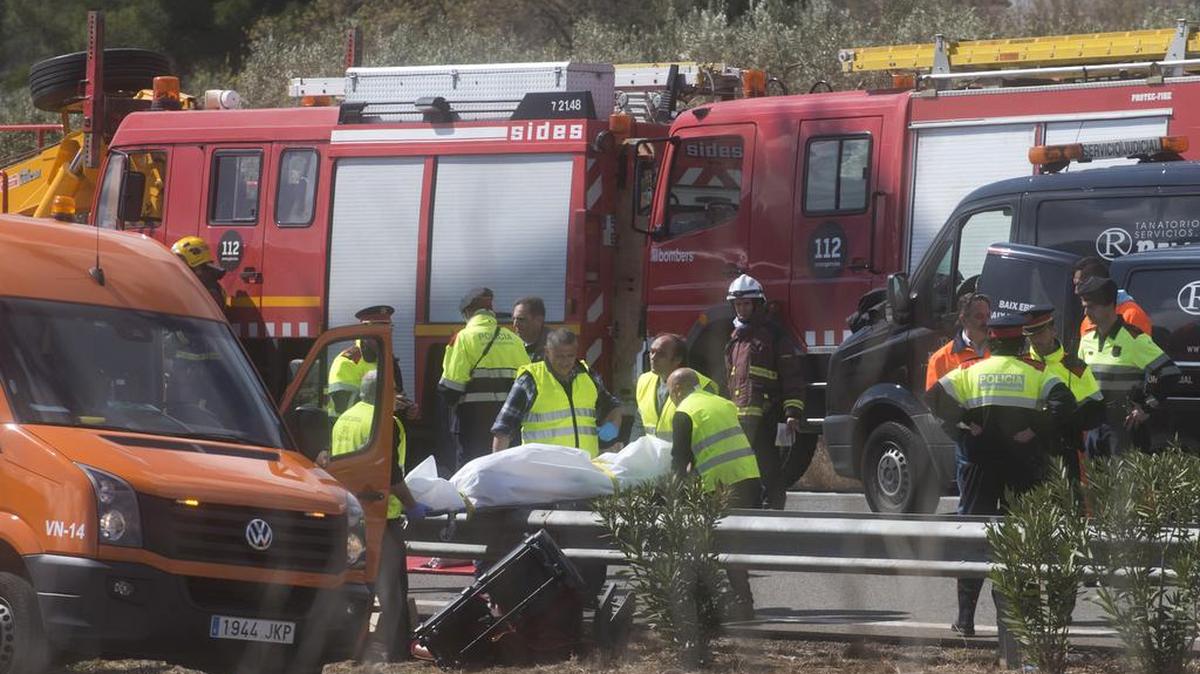 Un autobús que transportaba estudiantes universitarios de intercambio que regresaban de un importante festival de fuegos pirotécnicos se accidentó el domingo en una importante carretera en el noroeste de España.