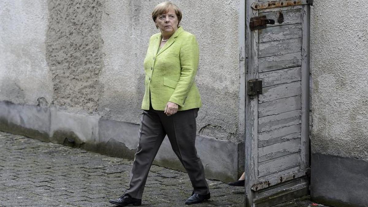 La canciller alemana, Angela Merkel, visita la antigua cárcel de la policía secreta de la era comunista de Alemania del este, conocida como Stasi, en Berlín (Alemania), el 11 de agosto de 2017.