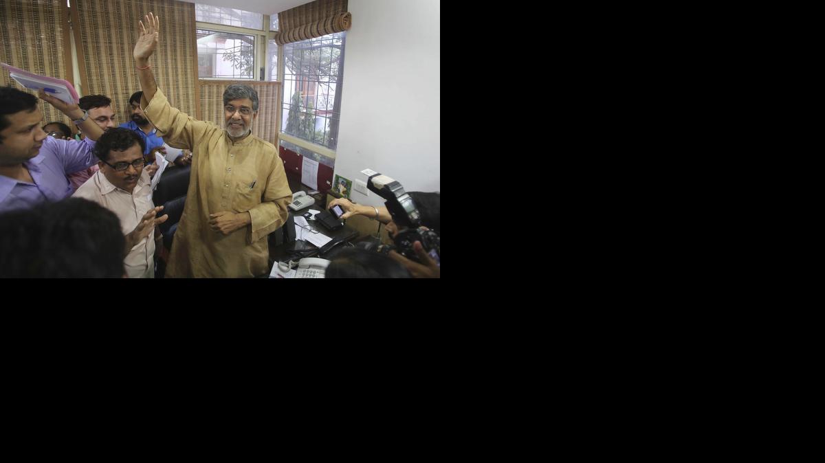 
El presidente de la Marcha Global contra el Trabajo Infantil, el indio Kailash Satyarthi, reacciona tras conocer que ha ganado el premio Nobel de la Paz 2014, en sus oficinas de Nueva Delhi (India), el viernes 10 de octubre de 2014.
