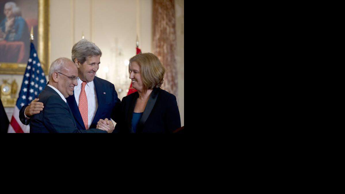 
El secretario de Estado John Kerry (centro) junto al principal negociador palestino Saeb Erakat (izq.) durante un encuentro en Washington.


