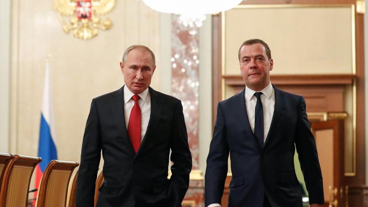 El presidente ruso Vladimir Putin (izq.) y el primer ministro Dmitry Medvedev caminan a una reunión del gabinete del gobierno, el miércoles en Moscú.