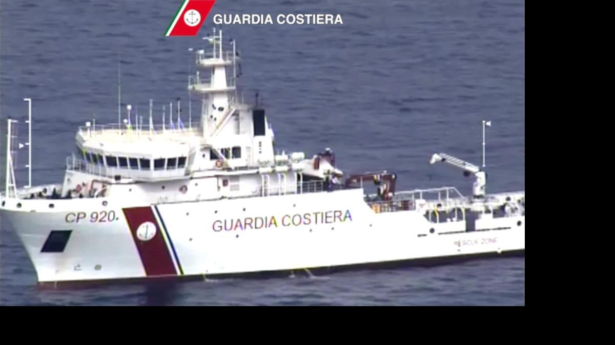 
Un barco atestado con centenares de personas naufragó el domingo frente a las costas de Libia cuando llegaba el auxilio, en la que podría ser la peor tragedia de migrantes en el mar Mediterráneo.
