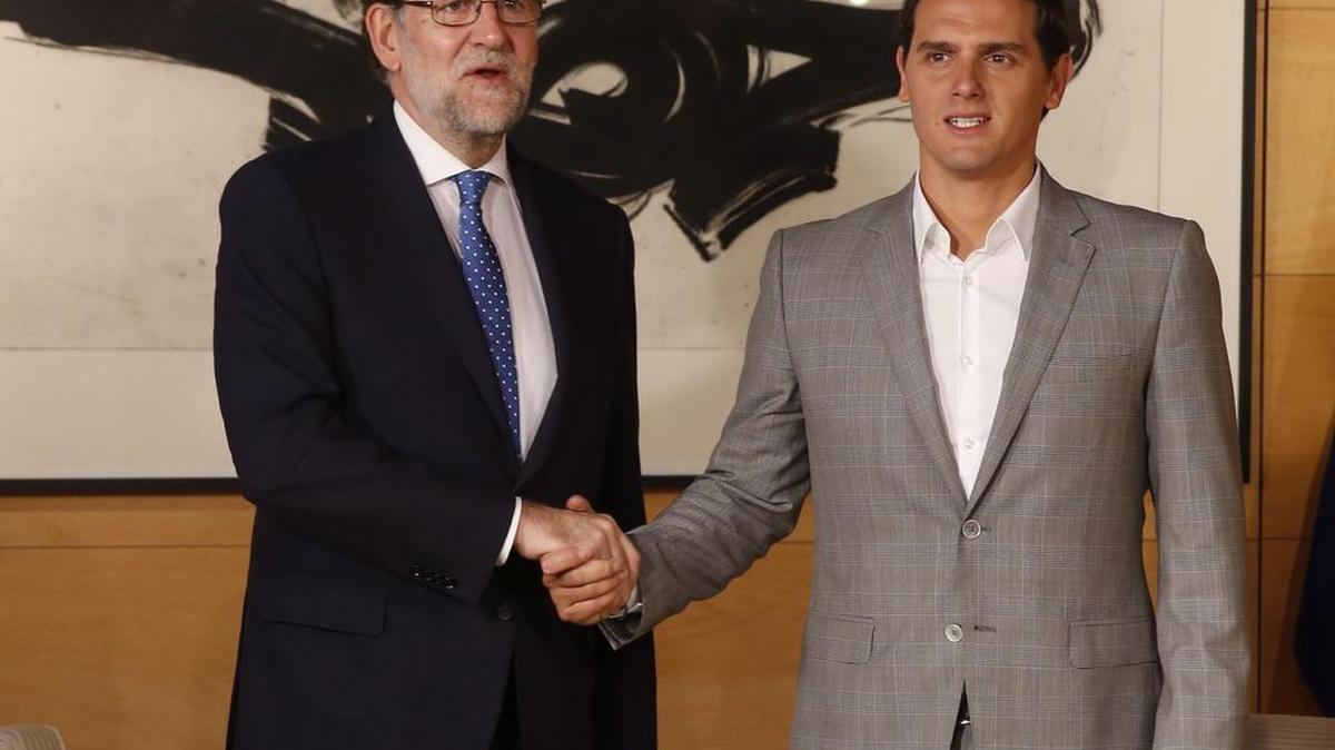El presidente del Gobierno en funciones, Mariano Rajoy (i), y el líder de Ciudadanos, Albert Rivera, momentos antes de la reunión que ambos han mantenido hoy en el Congreso, en el marco de la ronda de reuniones con vistas a intentar la investidura.