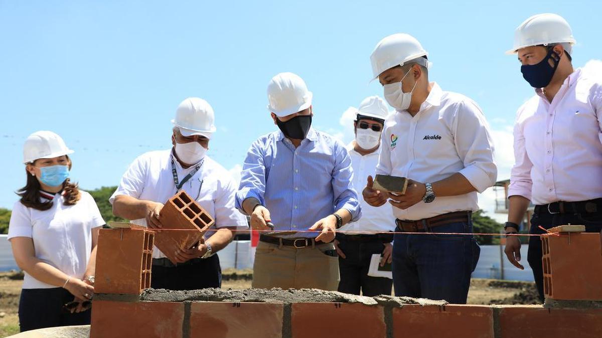 El ministro Jonathan Malagón (2do. der.) habla con los obreros en las obras para cumplir con las expectativas de los pobladores que sueñan con una vivienda propia.