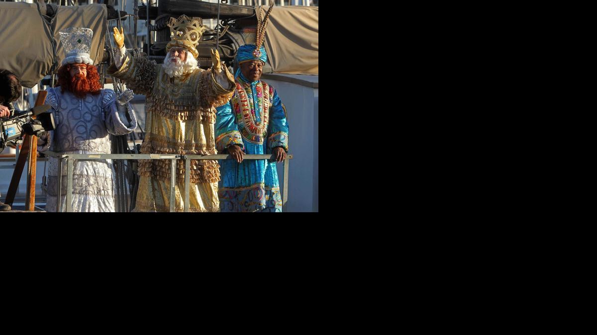 
Los tres Magos de Oriente a su llegada a Barcelona a bordo del Santa Eulalia, barco insignia del Museo Marítimo de la ciudad, donde cientos de niños les esperaron para participar en la cabalgata de Reyes 2015.


