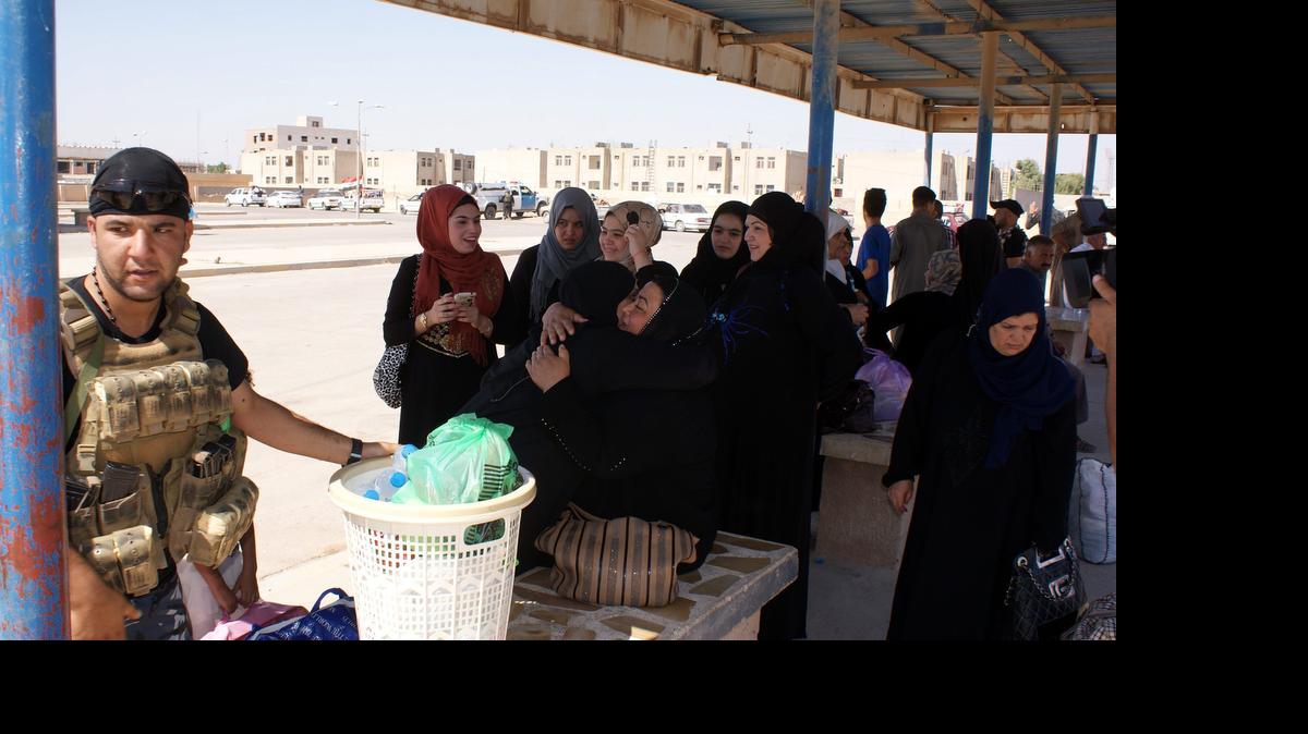 
Desplazados regresan a sus hogares en la ciudad de Tikrit, Irak, en medio de un operativo de seguridad, tres meses después de que el Ejército del país retomó el control del lugar de manos del Estado Islámico.

