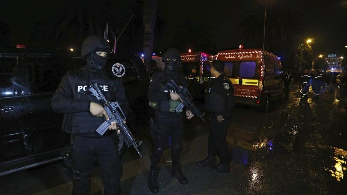 Al menos doce muertos al estallar un artefacto al paso de un autobús de la guardia presidencial por la avenida Mohamed V, en el centro de la capital de Túnez.