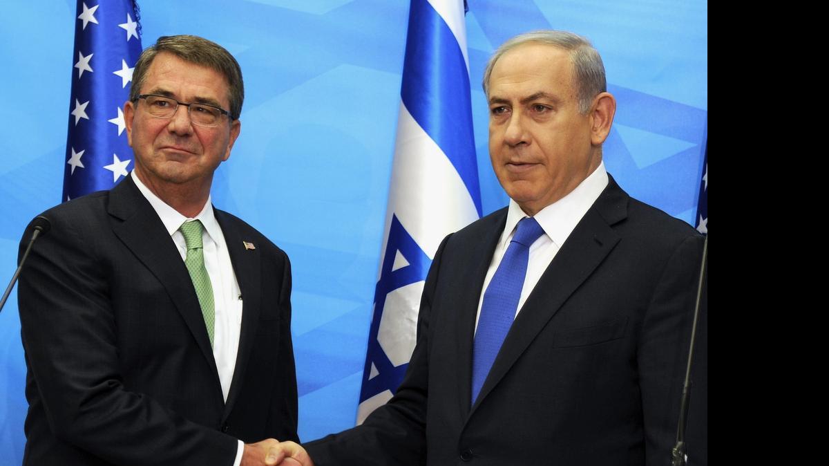 
El primer ministro israelí, Benjamin Netanyahu (der.), mientras recibe al secretario de Defensa estadounidense, Ashton Carter, antes de una reunión en Jerusalén, Israel, el martes.
