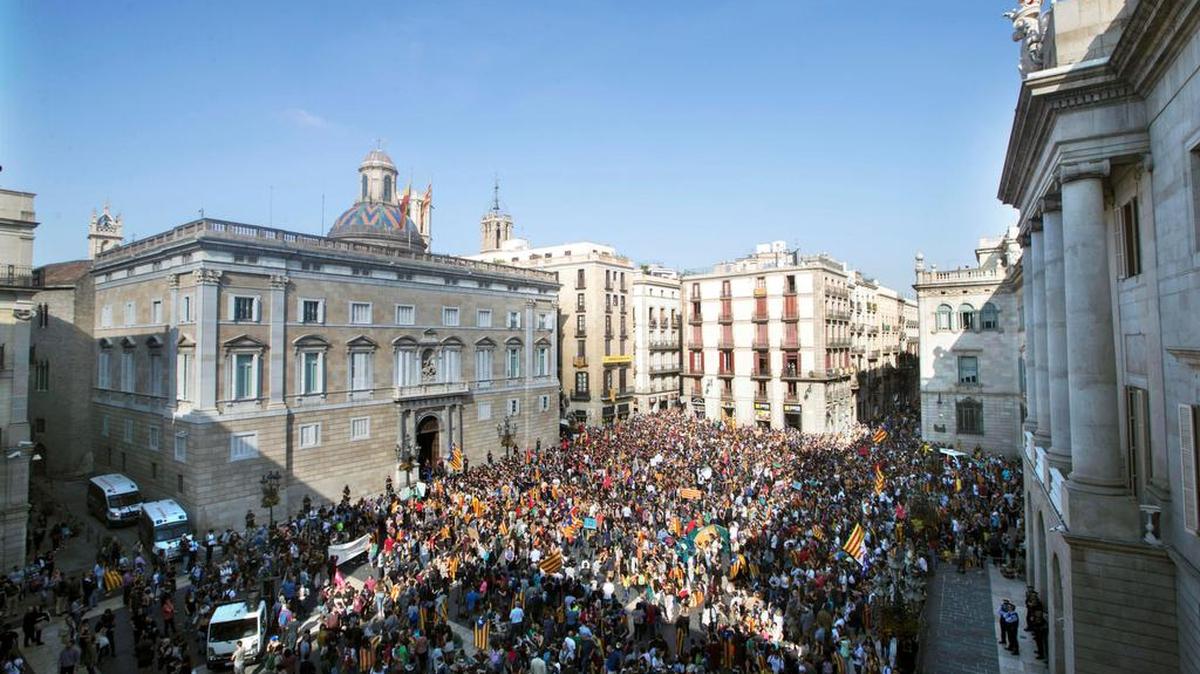 Cientos de estudiantes universitarios y de secundaria que se manifestaban este mediodía por el centro de Barcelona en protesta por la aplicación del artículo 155 y para pedir la liberación de Jordi Sànchez y Jordi Cuixart y que se proclame la independencia de Cataluña, se han concentrado ante el Palau de la Generalitat donde protestan por el posible anuncio de elecciones autonómicas.