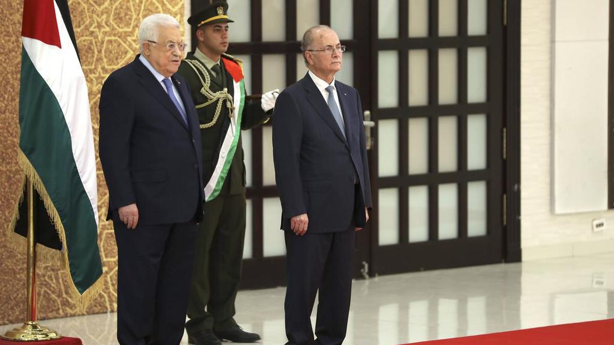 El Presidente palestino Mahmoud Abbas (I, frente) y el Primer Ministro Mohammad Mustafa (D, frente) asisten a la ceremonia de juramento del nuevo gobierno en la ciudad de Cisjordania de Ramallah, el 31 de marzo de 2024. El nuevo gobierno palestino encabezado por el primer ministro Mohammad Mustafa prestó juramento aquí en Cisjordania el domingo