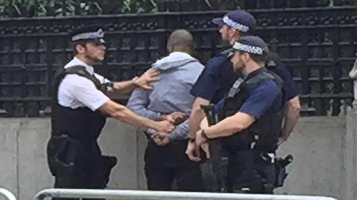 Un hombre armado con un cuchillo fue detenido este viernes ante el Parlamento británico, informó la policía, precisando que no hubo víctimas en el incidente.