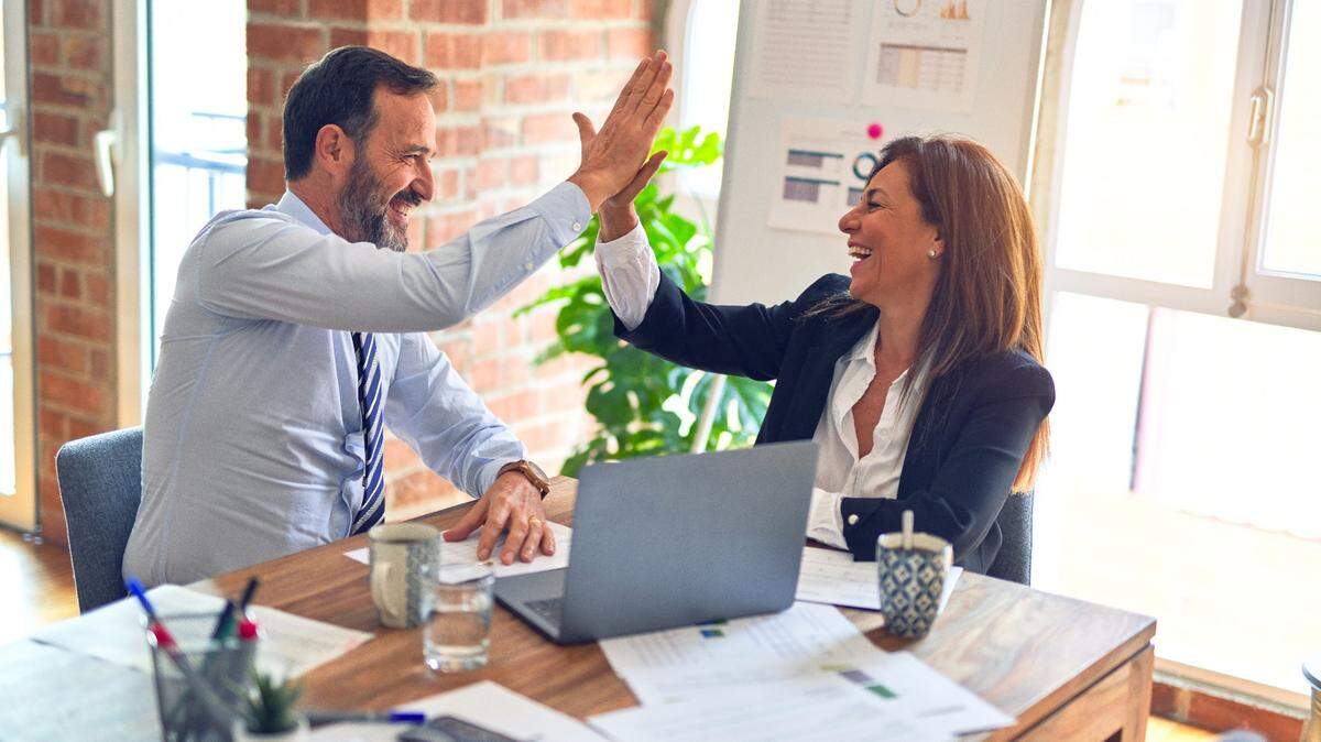 Para emprender se requiere de estrategia, inteligencia emocional, fuerza de voluntad y pasión. Debemos tener una mentalidad positiva. De la energía que pongamos en el negocio, así será el resultado.