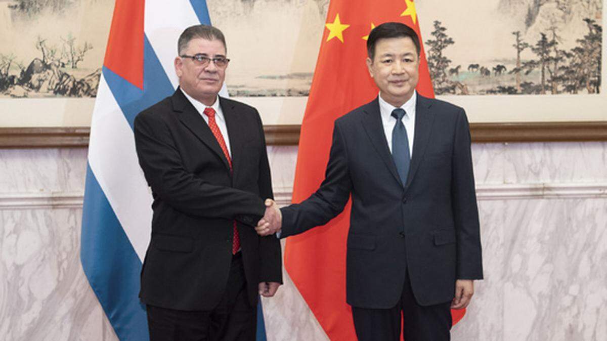 El Ministro de Seguridad Pública de China, Wang Xiaohong, se reúne con el Ministro del Interior de Cuba, Lázaro Alberto Álvarez Casas, en Beijing, China, el 20 de mayo de 2023.