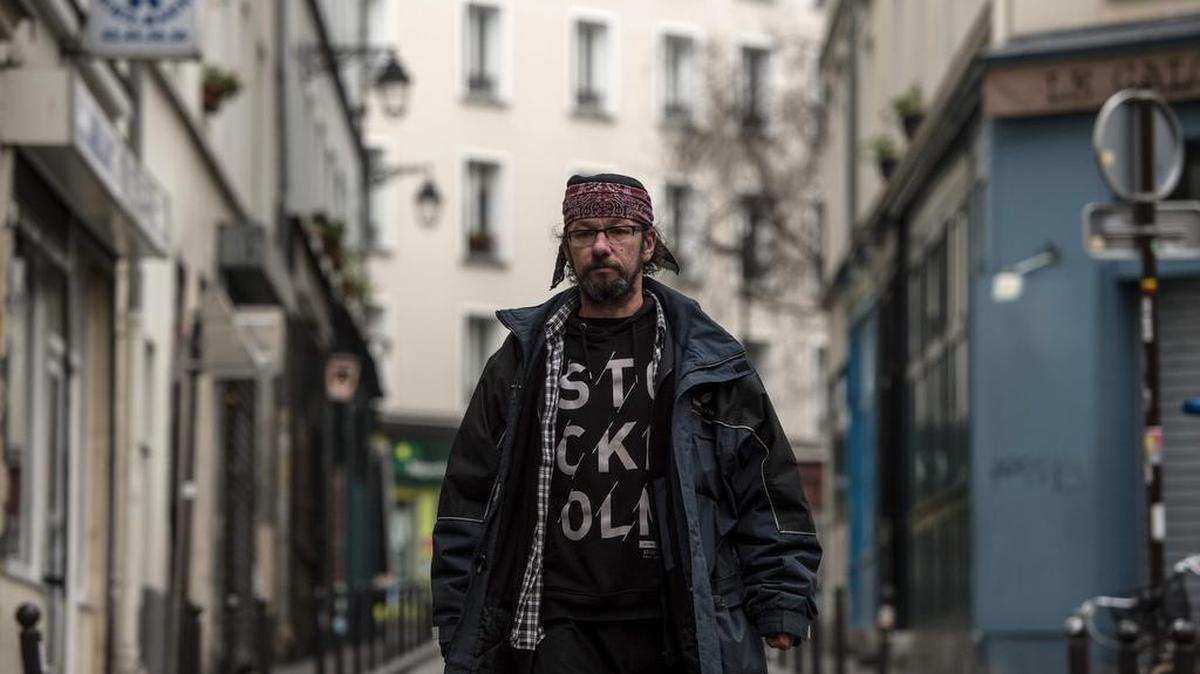 El desamparado francés Christian Page posa para una fotografía en la plaza Sainte-Marthe de París el 8 de enero de 2018.
