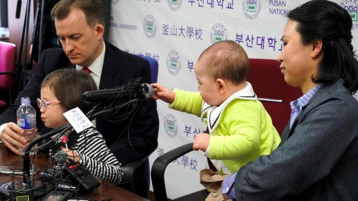 El video de la entrevista a Robert Kelly, experto de la Universidad Nacional de Busan, se hizo viral y también generó un debate sobre el racismo debido a los comentarios de muchos internautas que asumieron que la mujer asiática que corre para atajar a los niños era la niñera.