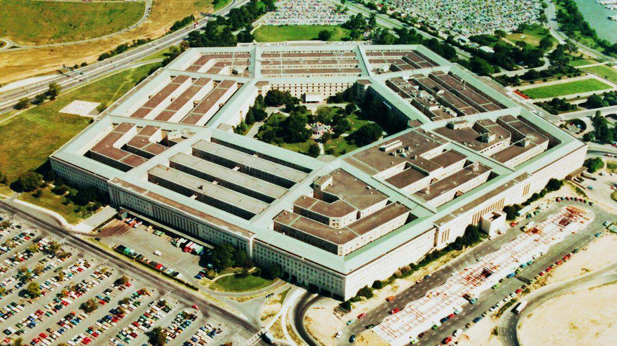 Un miembro del servicio militar estadounidense ha sido encontrado muerto en el interior de un vehículo estacionado frente al Pentágono, según ha informado este martes el Departamento de Defensa de Estados Unidos.