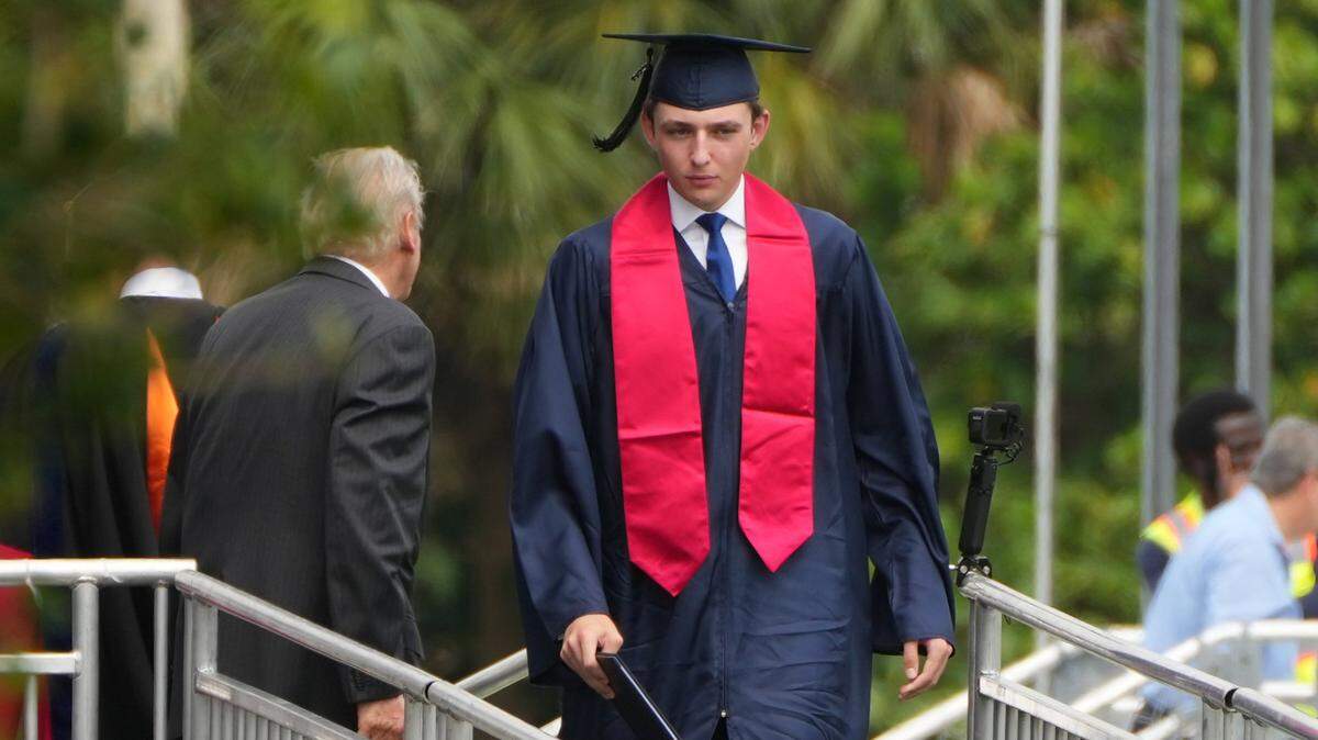 Barron Trump graduándose en Oxbridge Academy en West Palm Beach el 17 de mayo de 2024.