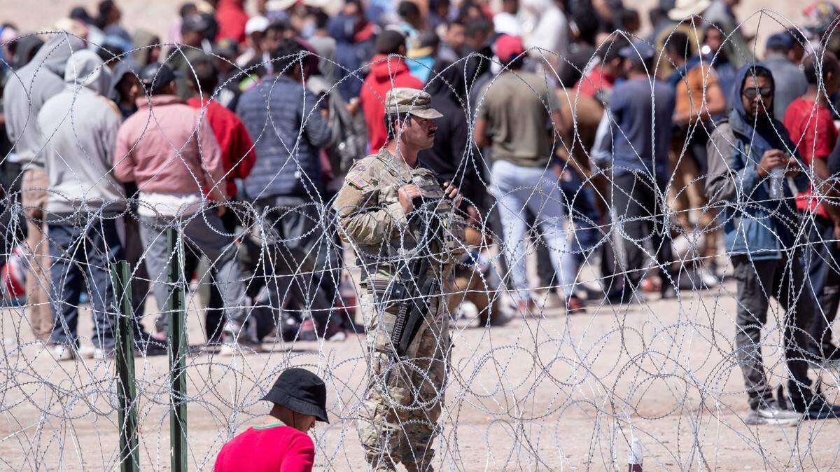 A riesgo de ser deportados, inmigrantes buscan asilo tras llegar a EEUU después de concentrarse a lo largo de la frontera.
