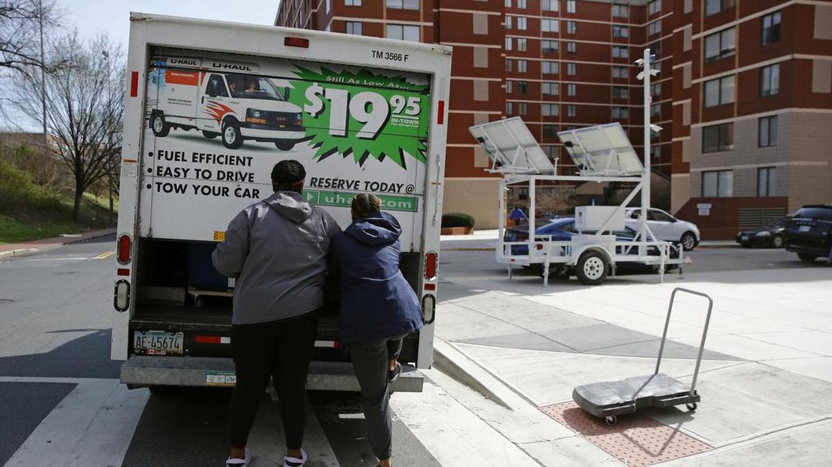 ARCHIVO - Estudiantes terminan de colocar sus pertenencias en un camión de U-Haul al mudarse de su dormitorio en Washington el 18 de marzo del 2020. La proporción de personas que se mudaron en el último año cayó a su nivel más bajo en los 73 años en que la cifra ha sido registrada, de acuerdo con cifras dadas a conocer el 17 de noviembre del 2021.