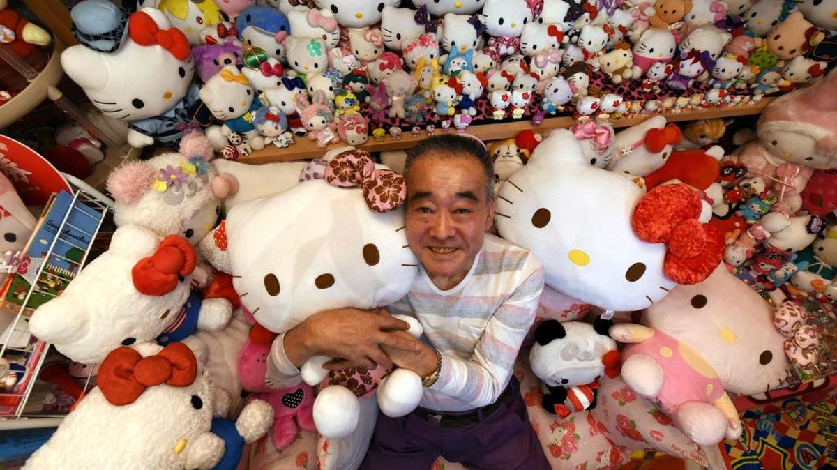 Esta foto tomada el 28 de junio de 2017 muestra al oficial de policía japonés jubilado Masao Gunji que presenta con su colección de Hello Kitty en su casa en Yotsukaido, prefectura de Chiba.