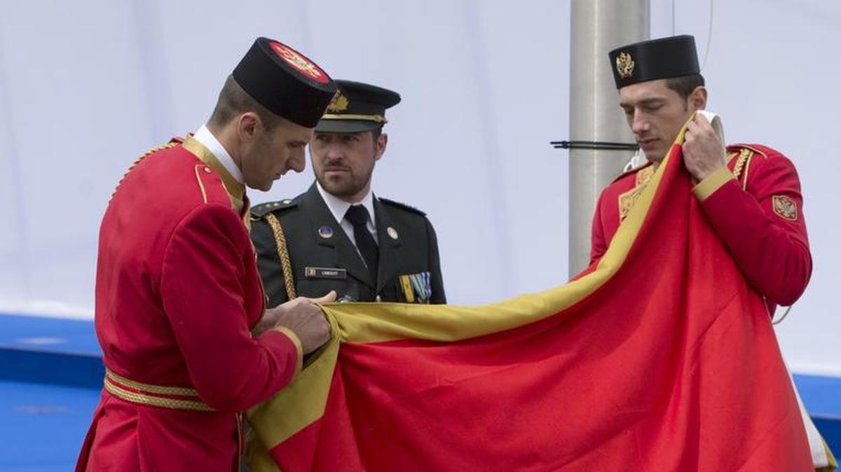 Foto de archivo. Soldados izan la bandera de Montenegro en la sede de NATO, en Bruselas.