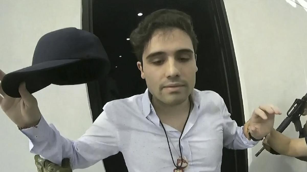 Archivo - Esta captura de pantalla del 17 de octubre de 2019 de un video proporcionado por el gobierno mexicano muestra a Ovidio Guzmán López en el momento de su detención, en Culiacán, México.