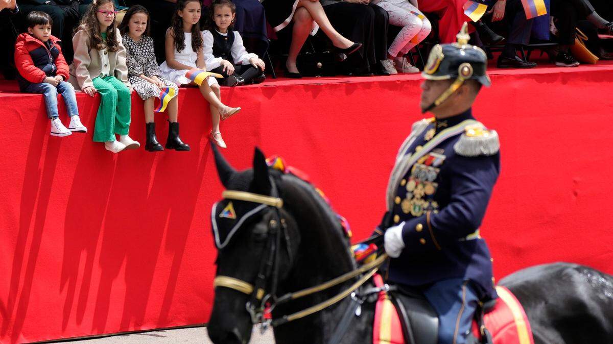 Niños miran un desfile militar durante la celebración del 212 aniversario de la independencia de Colombia de España, en Bogotá, Colombia, el miércoles 20 de julio de 2022. (Foto AP/Fernando Vergara)