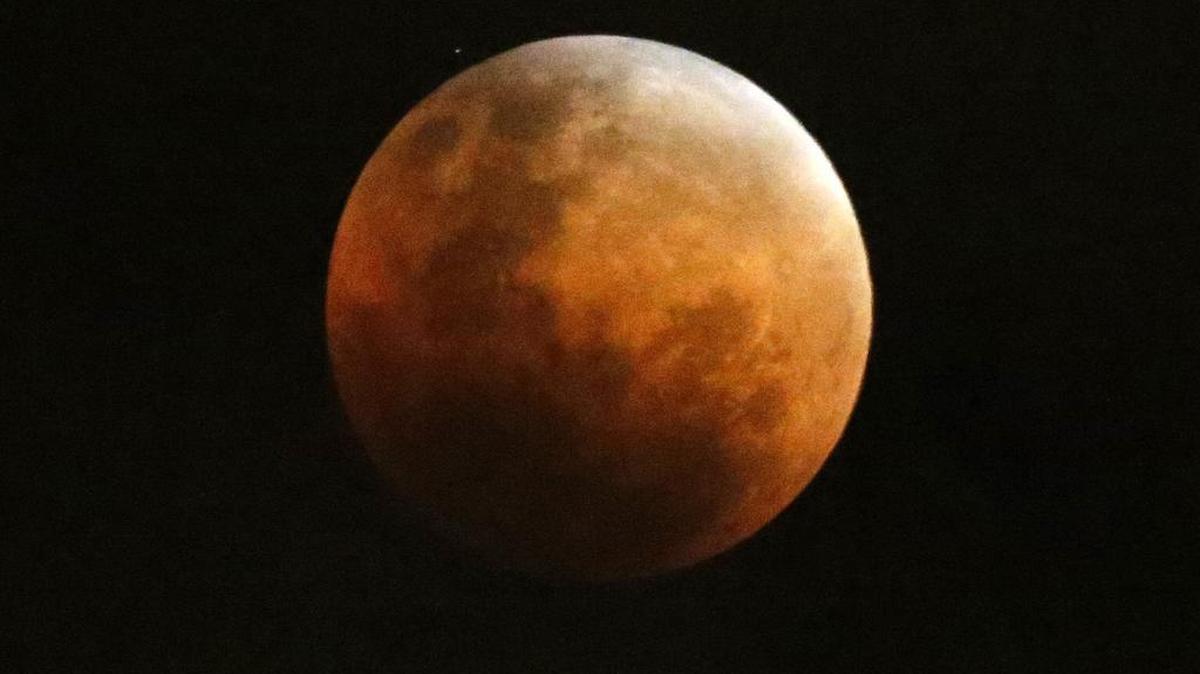 
Fotografía de un eclipse total luna durante el fenómeno natural de la Superluna el domingo 27 de septiembre de 2015, desde la ciudad de Valparaíso (Chile).  
