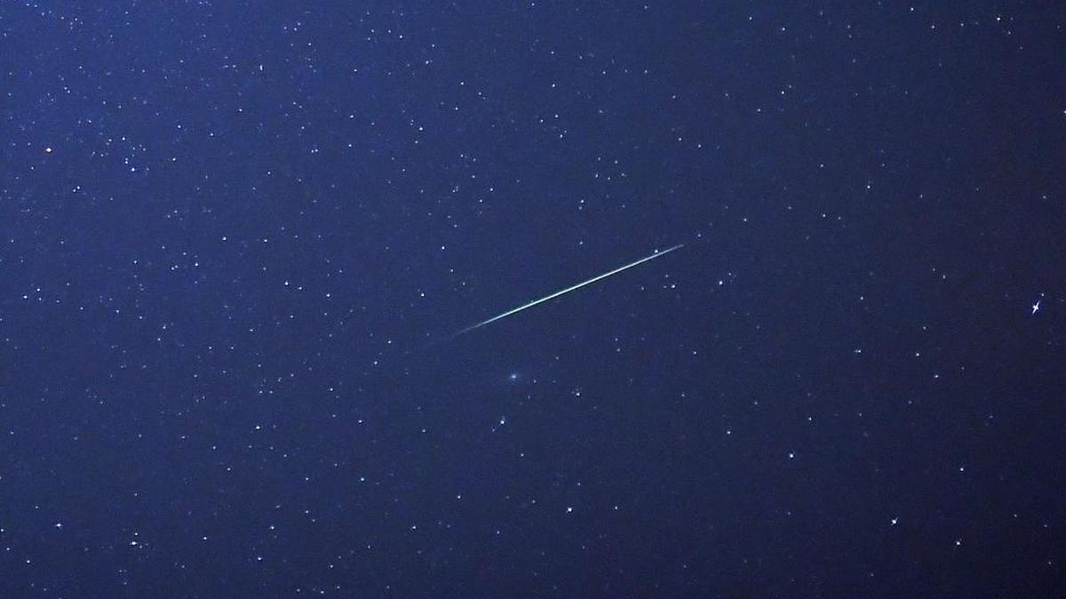  Un meteorito que cruza el cielo nocturno en Alemania.

