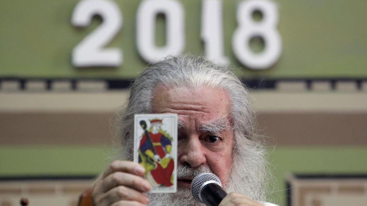 Antonio Vázquez, el "Brujo Mayor", habla durante una rueda de prensa en la Ciudad de México sobre sus predicciones para el 2018.