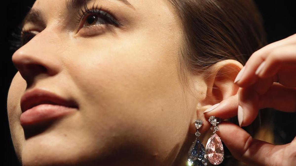 El diamante azul Apollo y los aretes de diamante rosa Artemis se exhiben en las salas de subastas de Sotheby's en Londres, el lunes 10 de abril de 2017.
