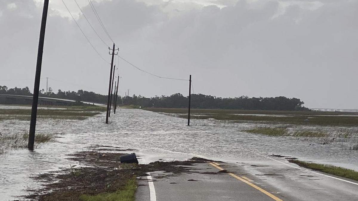 El condado de Harrison W Wittmann Road en Pass Christian, Mississippi la madrugada del domingo 29 de agosto de 2021 como resultado de la llegada del huracán Ida. Hunter Dawkins / The Gazebo Gazette vía AP